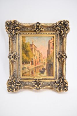 une vieille photo d'un tableau accroché au mur, à côté d'un mur blanc