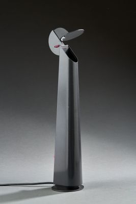l'image d'une lampe posée sur une table