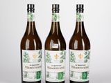 trois bouteilles de vin posées l'une à côté de l'autre sur une table