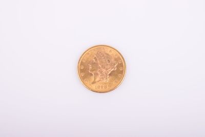 gros plan d'une pièce de monnaie sur une surface blanche