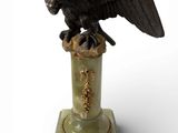 une statue représentant un aigle perché au sommet d'un vase