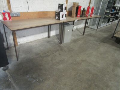 une table sur laquelle sont posés plusieurs livres
