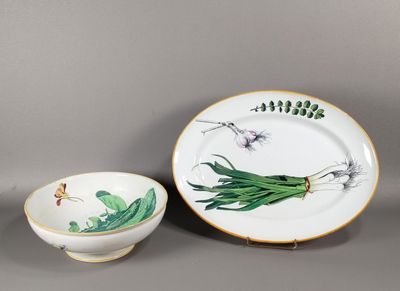 deux assiettes et un bol garnis d'oignons verts, posés sur un plan de travail gris