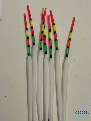 quatre brosses à dents en plastique alignées contre un mur