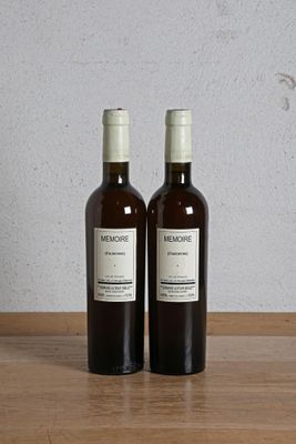 deux bouteilles de vin posées sur une table en bois