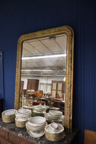 Miroir, cadre en bois et stuc doré à décor de perles et coquilles...