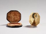 une petite boîte en bois avec une horloge à l'intérieur