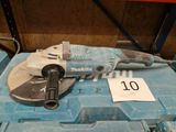 une petite machine posée sur une boîte bleue