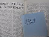 un livre sur lequel est posé un bout de papier