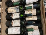 Les bouteilles de vin se trouvent dans un carton posé sur une table.
