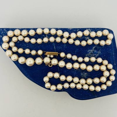 un gros plan d'un sac à main bleu orné de perles