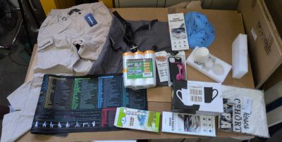 de nombreux objets posés sur une table