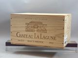 une boîte en bois sur laquelle figure l'image d'un bâtiment