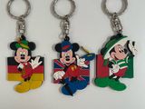 trois Mickey Mouse et des porte-clés Mickey Mouse sur un fond blanc