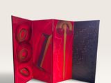 une photo d'un coffret cadeau rouge et bleu contenant des ciseaux
