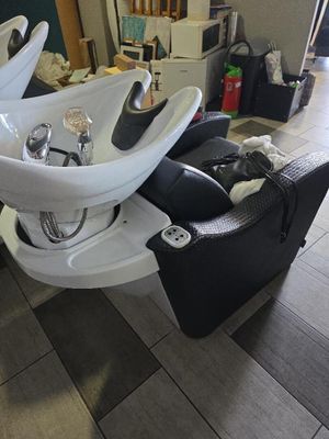 une chaise équipée d'un lavabo, dans une pièce