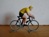 une figurine représentant un homme à vélo sur un parquet
