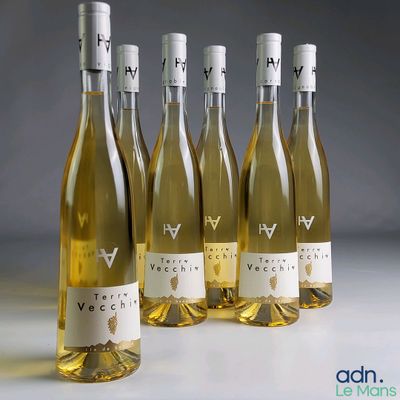 six bouteilles de vin blanc sont alignées