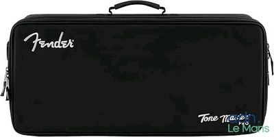 un étui à guitare noir portant l'inscription « Fender »