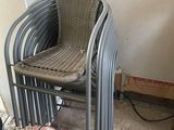 une chaise qui se trouve dans le coin d'une pièce