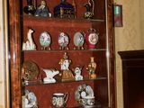 une photo d'une vitrine dans une pièce