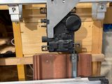 une photo d'un morceau de bois sur lequel est fixée une machine