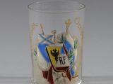 une image représentant un verre à shot orné d'un blason
