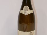 une bouteille de vin posée sur une table
