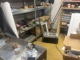 une table en métal sur laquelle est posée une feuille de papier, dans une pièce