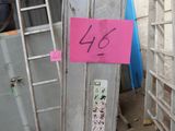 un autocollant rose sur le côté d'un poteau métallique
