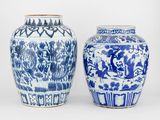 paire de vases bleus et blancs posés sur une surface blanche