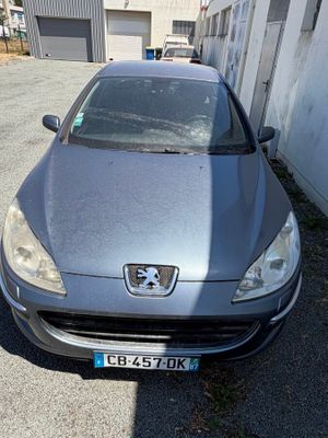 la voiture est garée sur le côté de la route, dans le parking