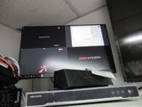 un téléviseur posé sur un bureau, à côté d'un écran d'ordinateur