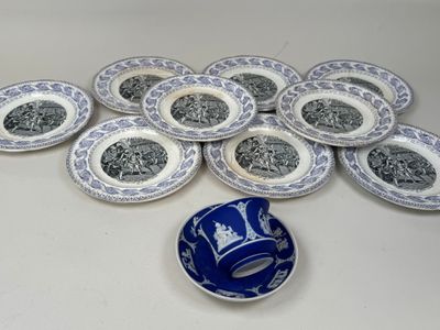 beaucoup d'assiettes bleues et blanches sur la table