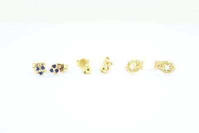 trois paires de boucles d'oreilles en or ornées de saphirs sur fond blanc