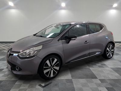 la voiture grise est garée sur un carrelage à carreaux