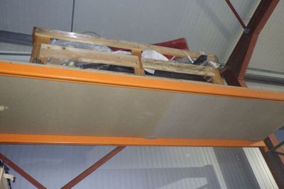 vue en plan d'une pièce avec une étagère métallique et un miroir