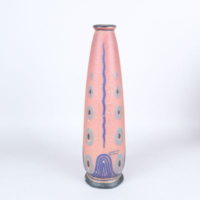 un vase rose orné d'un motif bleu et blanc