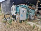 un camion-poubelle garé dans l'herbe