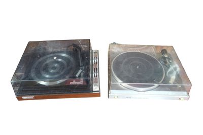 deux platines placées l'une à côté de l'autre sur une table