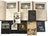 plusieurs livres sont empilés sur une surface blanche