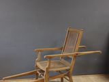une image représentant une chaise en bois dans une pièce aux murs gris