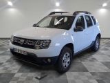 une photo d'une dacia blanche garée dans un garage