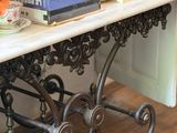 une table sur laquelle sont posés des livres, dans une pièce