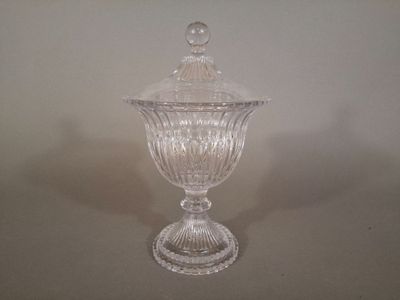 un pot en verre transparent avec un couvercle sur une table