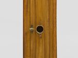 une horloge de parquet en bois exposée sur un fond blanc