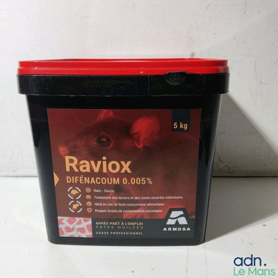 une photo d'une boîte rouge et noire contenant de la nourriture crue pour chiens