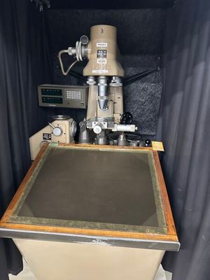 une machine posée sur une table