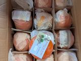une boîte en carton remplie d'oranges et emballée dans du film alimentaire