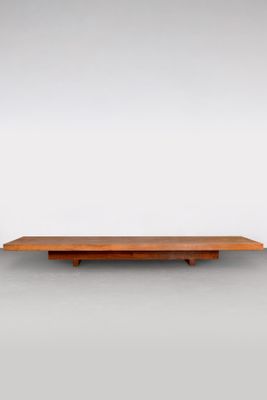 une étagère en bois fixée au mur, sur fond blanc